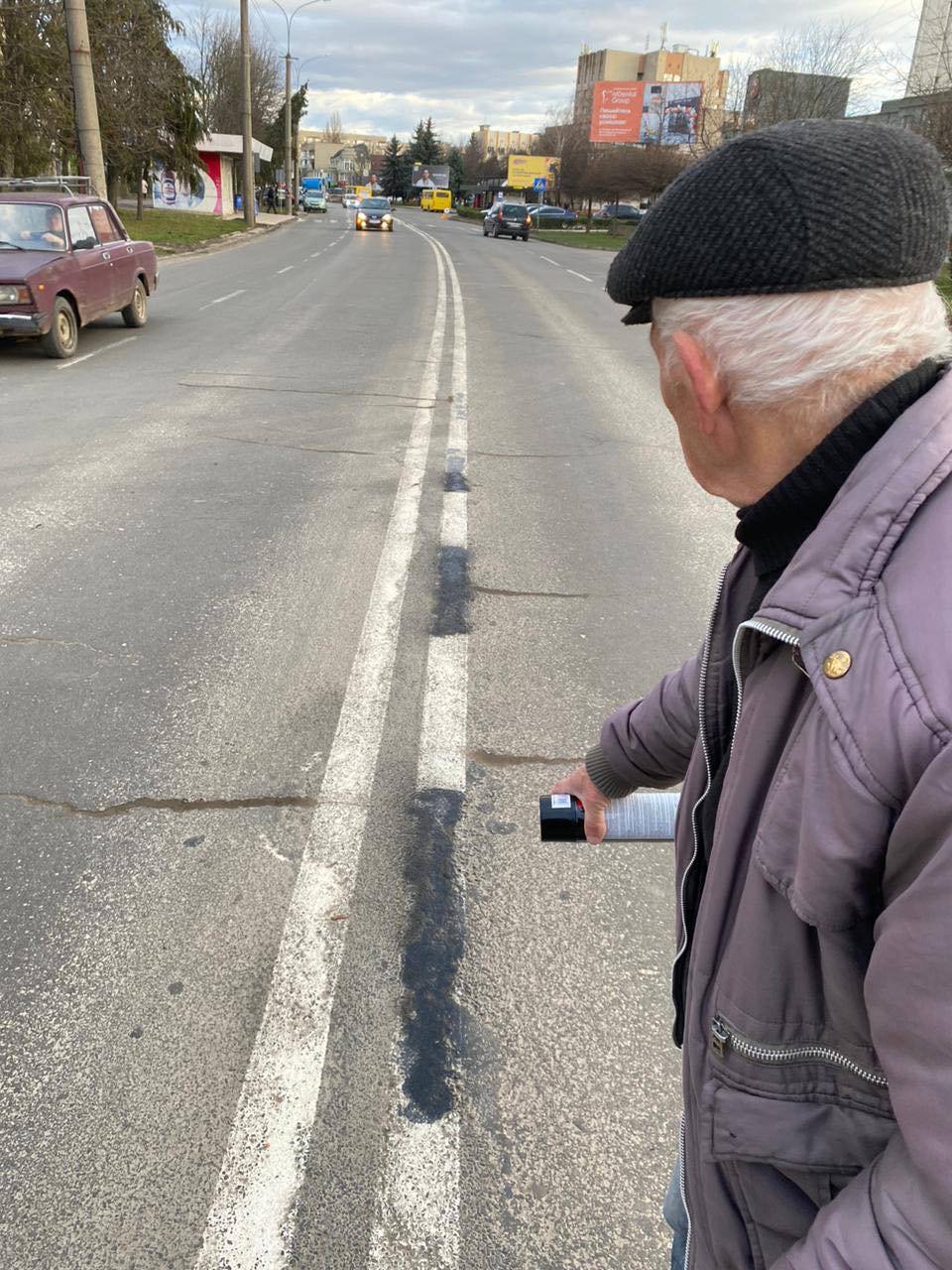 Полегшив поворот до свого дому: в Ужгороді дідусь замальовував подвійну суцільну на дорозі