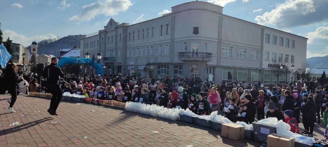 В Хусті відбувся благодійний забіг «Зігрій Героя»: зібрали 80 тисяч гривень для ЗСУ