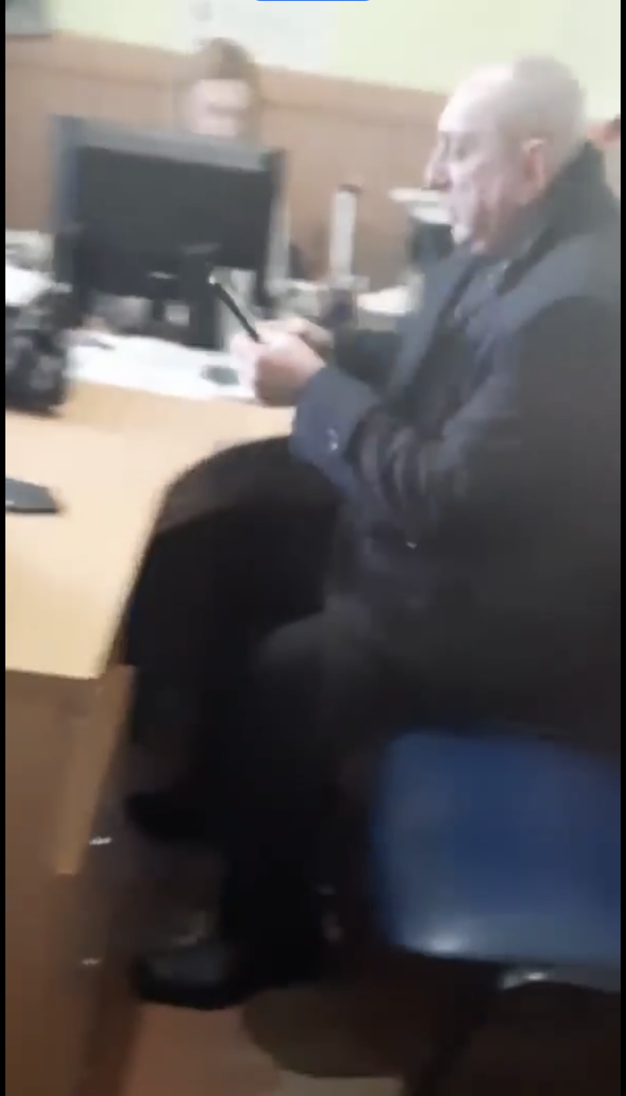 Повалив відвідувачку на підлогу: на Закарпатті між чиновником та жінкою виник конфлікт (ВІДЕО)