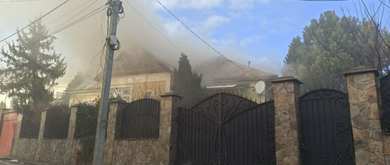 В Ужгороді у центрі міста горить будинок