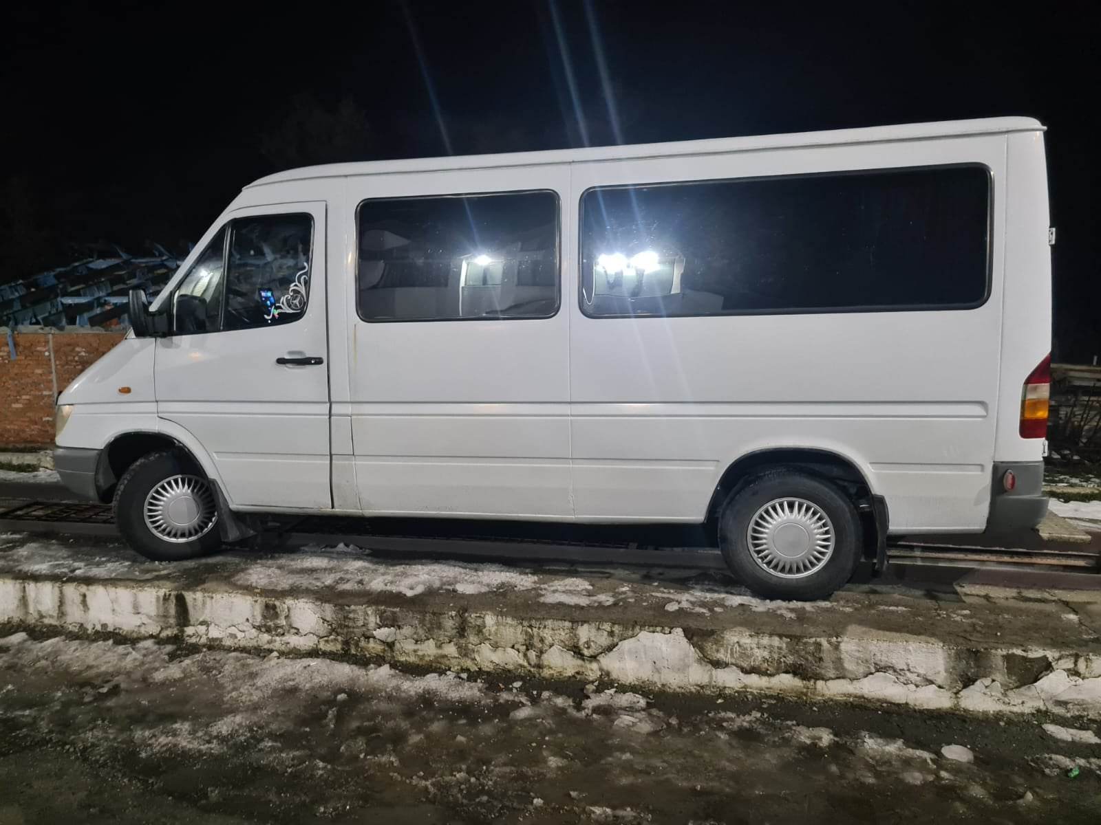 На закарпатському кордоні виявили у мікроавтобуса частково знищений VIN- код