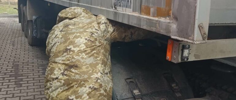 На ПП «Дякове» закарпатські прикордонники виявили дві вантажівки зі знищеними VIN-кодами