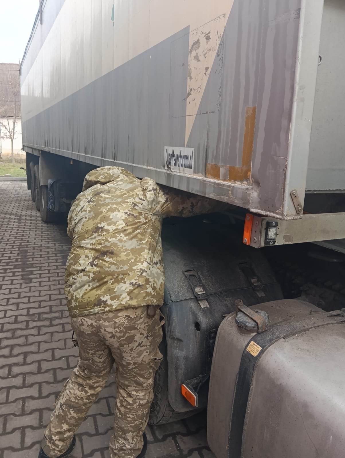 На ПП «Дякове» закарпатські прикордонники виявили дві вантажівки зі знищеними VIN-кодами