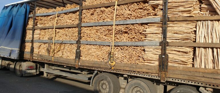 На Закарпатті на кордоні затримали дві вантажівки із деревинною