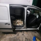 Велика сума на кордоні: на КПП “Шегині” затримали мікроавтобус