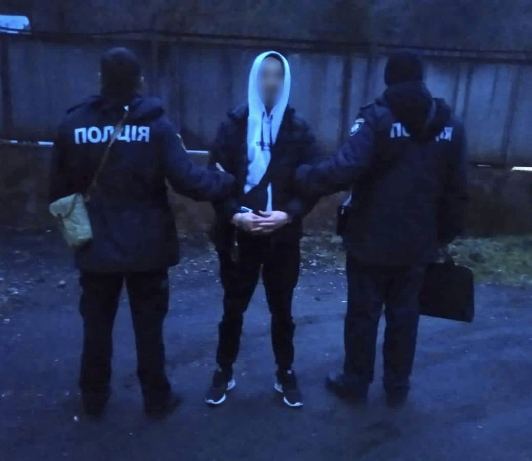 На Хустщині зловмисник викрав майже 30 тисяч доларів з чужого будинку