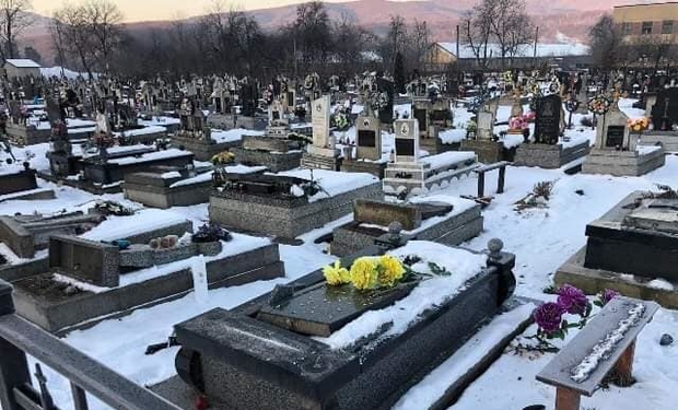 На Березнянщині малолітні вандали зруйнували 25 могил на кладовищі місцевому кладовищі