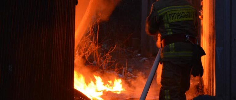 В Ужгороді ввечері загорівся гараж