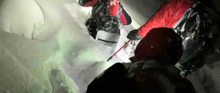 На Закарпатті у засніжених горах рятувальники шукали заблукалих туристів