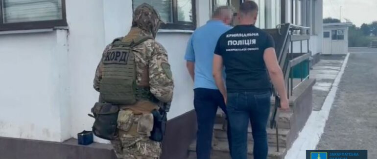 Двох митників із Закарпаття судитимуть за хабар