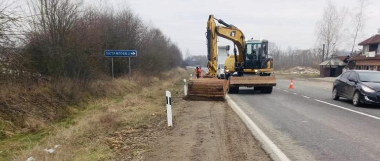 На ділянці траси «Мукачево-Рогатин» укріплюють узбіччя