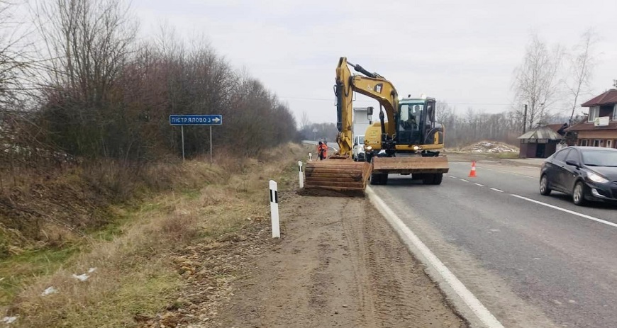 На ділянці траси «Мукачево-Рогатин» укріплюють узбіччя