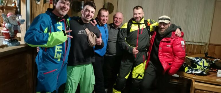 Закарпатські рятувальники у горах відшукали сноубордиста, який заблукав