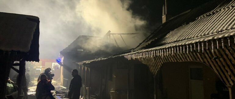 Розтопив піч і спалахнув дім: на Берегівщині рятувальники ліквідовували пожежу