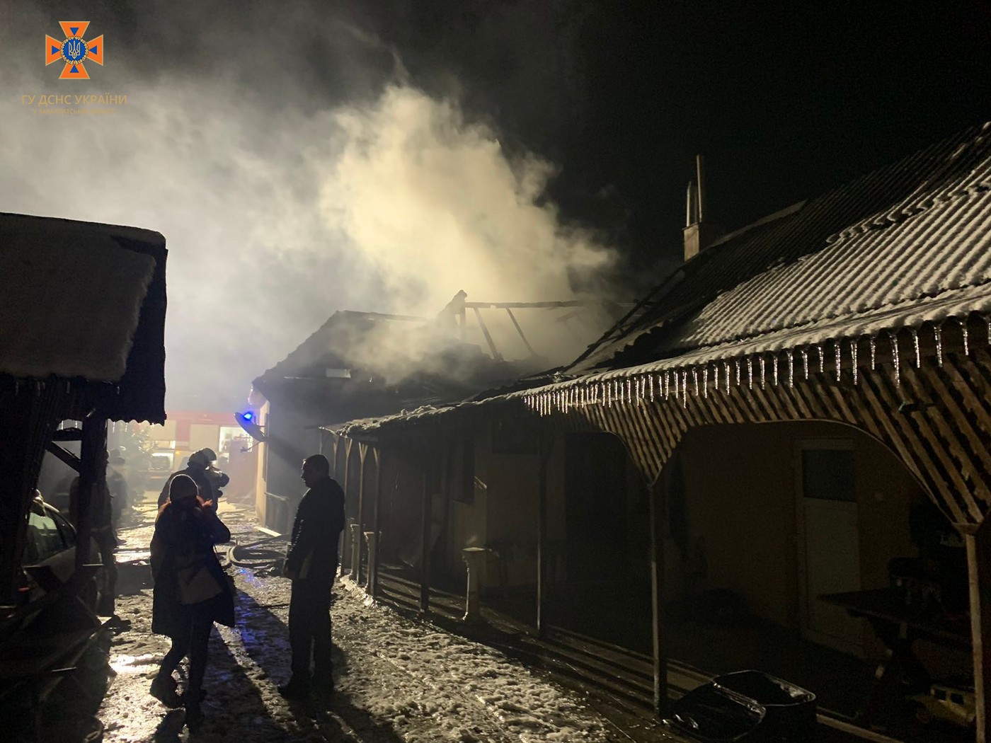Розтопив піч і спалахнув дім: на Берегівщині рятувальники ліквідовували пожежу
