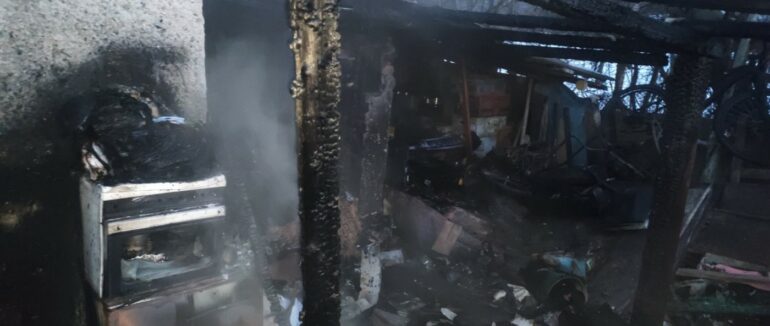 Вогонь виникла між двома будинками: у Перечині рятувальники ліквідовували пожежу