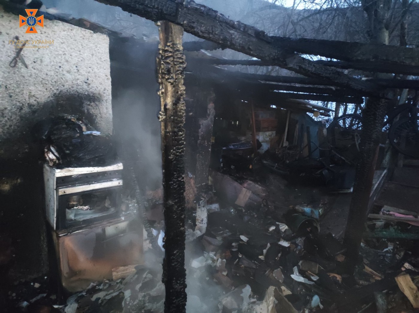 Вогонь виникла між двома будинками: у Перечині рятувальники ліквідовували пожежу