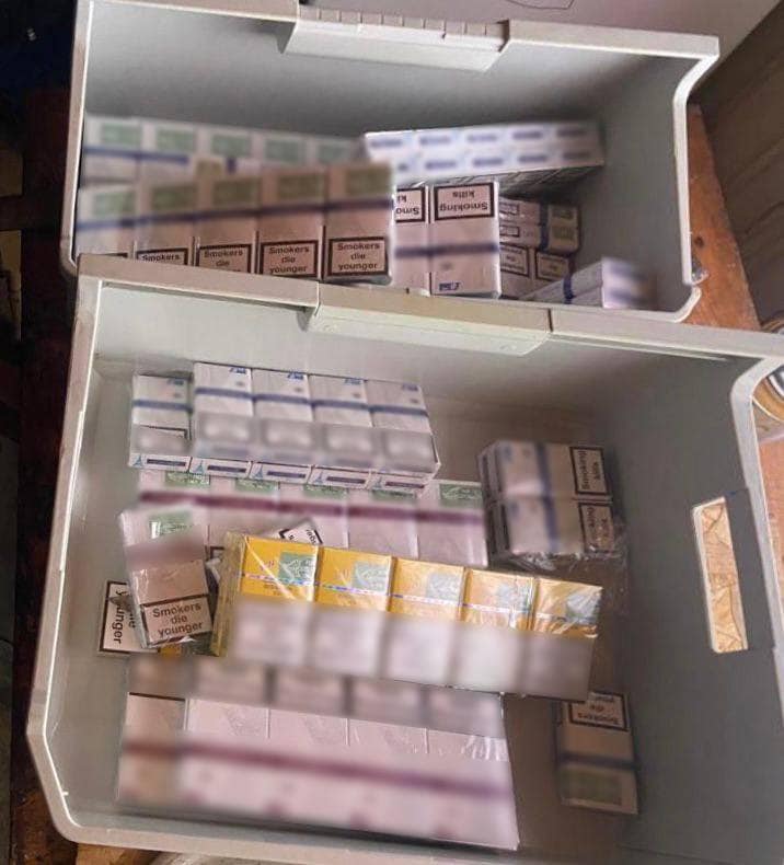 На Закарпатті під час обшуку у схованці злочинців виявили 30 тисяч пачок контрабандних цигарок