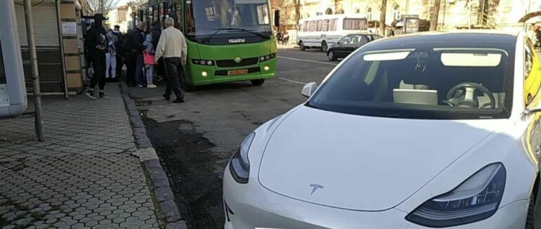 У Мукачеві водії припаркувалися на автобусній зупинці