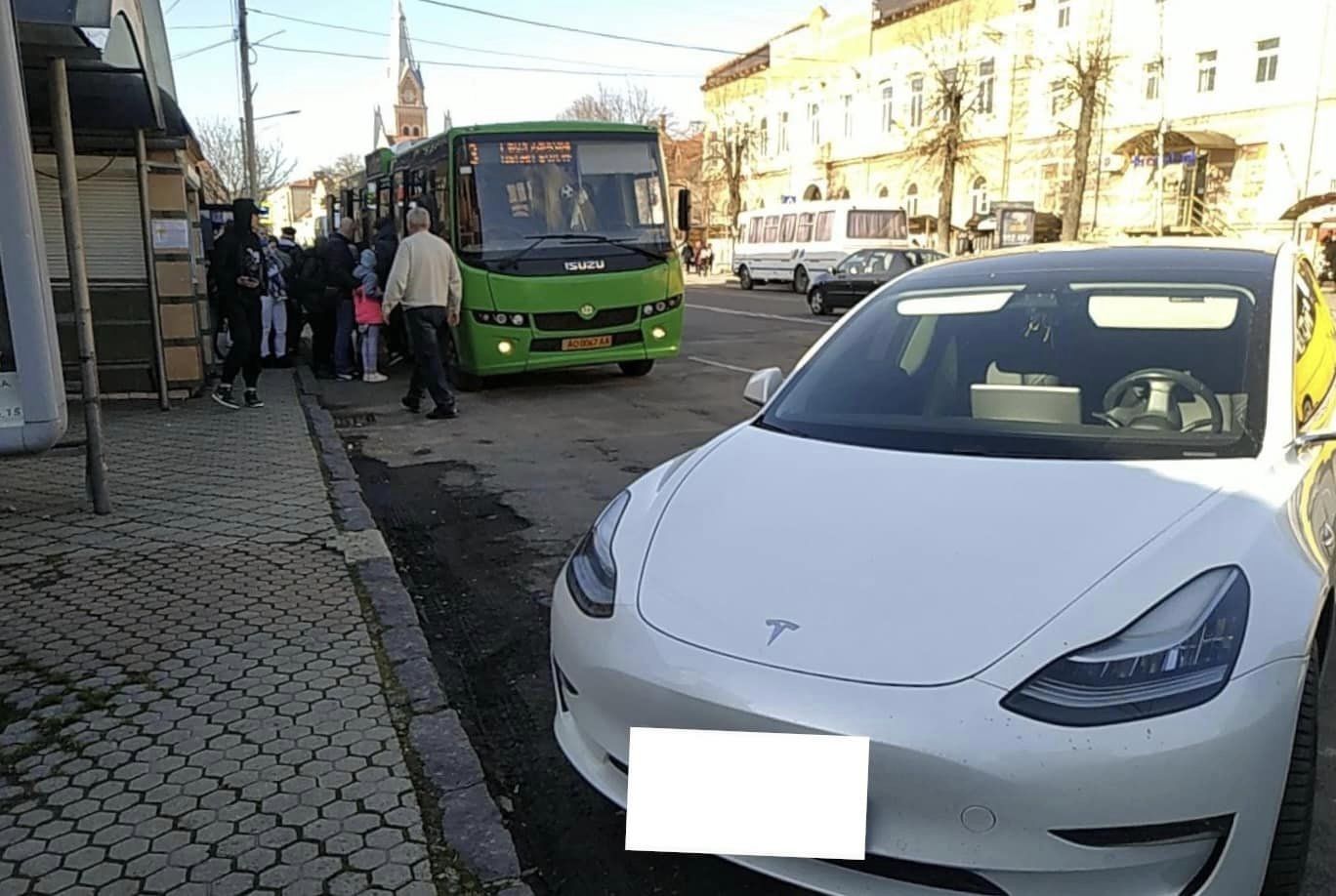 У Мукачеві водії припаркувалися на автобусній зупинці