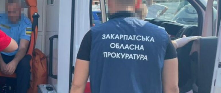 Систематичне одержання неправомірної вигоди за неперешкоджання ввезенню авто в Україну : на Закарпатті судитимуть двох митників