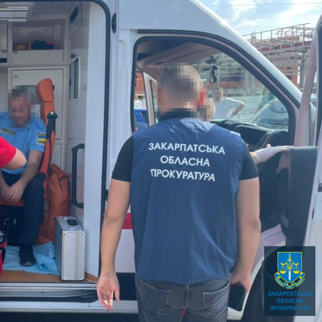 Систематичне одержання неправомірної вигоди за неперешкоджання ввезенню авто в Україну : на Закарпатті судитимуть двох митників