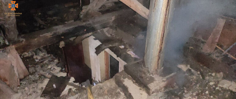 В Ужгородському районі загорілося горище у будинку