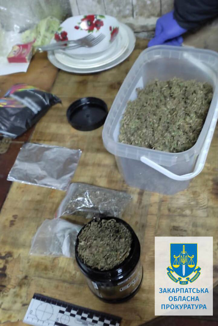 На Мукачівщині затримали хлопця, якого підозрюють у зберіганні та збуті наркотиків