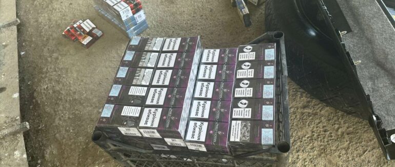 На ПП «Дякове» в автомобілі «Мерседес» виявили понад 380 пачок контрабандних сигарет