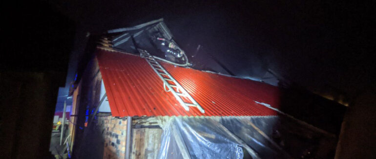 На Хустщині у селі Заріччя ввечері вирувала пожежа