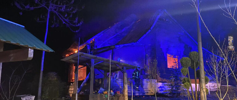 На Хустщині майже опівночі вогонь охопив житловий будинок