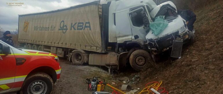 Понівечена автівка, загинуло троє людей, одна – дитина: наслідки ДТП, яка трапилася у Мукачівському районі