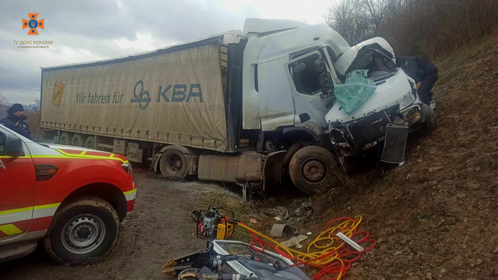 Понівечена автівка, загинуло троє людей, одна - дитина: наслідки ДТП, яка трапилася у Мукачівському районі