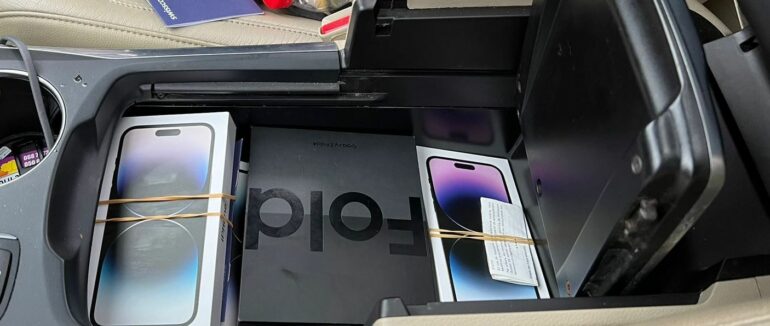 На кордонні закарпатські прикордонники виявили в автівці новенькі ґаджети без оподаткування