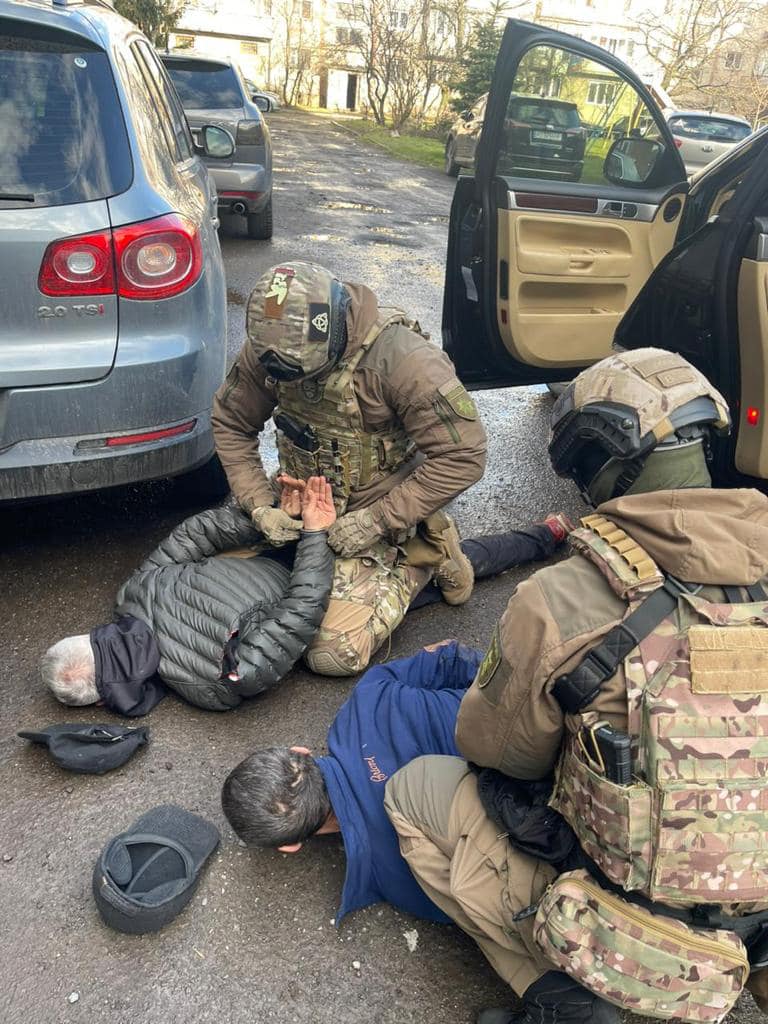 У Мукачеві в одному із мікрорайонів міста затримали "на гарячому" трьох наркоторговців