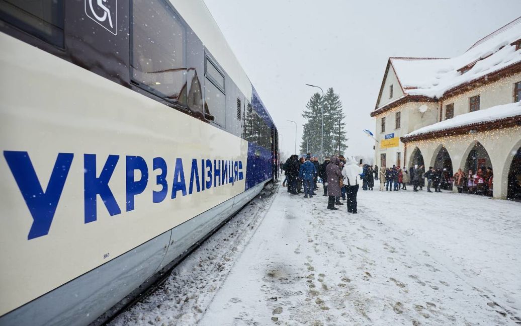 Поїзди "Укрзалізниці" затримуються через знеструмлення