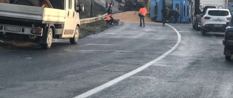 Рух трасою М-06 Київ-Чоп біля смт. Кольчино через ДТП заблоковано