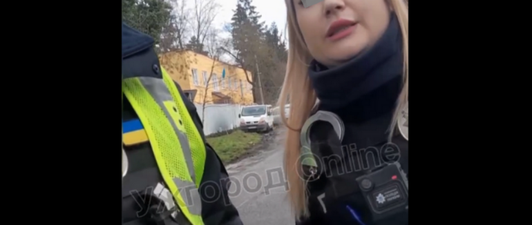 Закарпатську поліцейську, яка потрапила у скандал, відсторонили від роботи (ВІДЕО 18+)