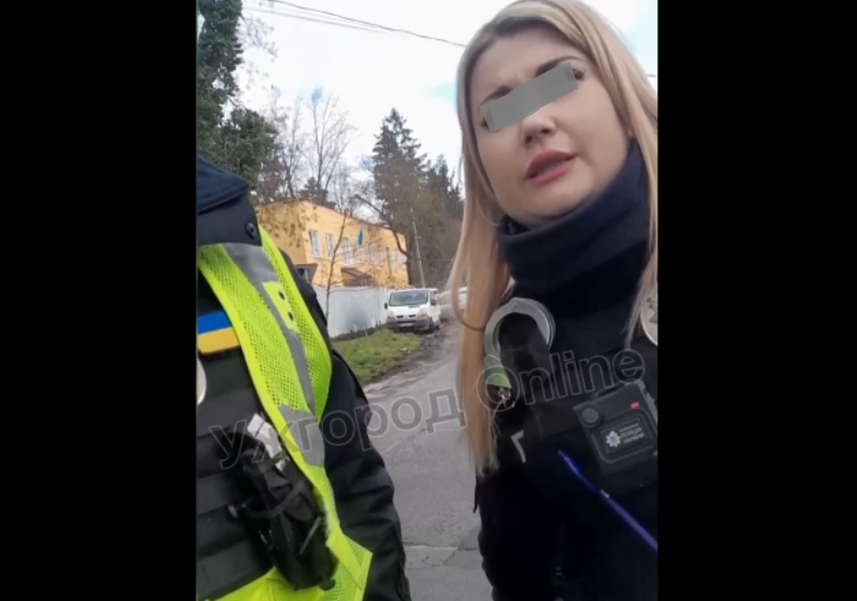 Закарпатську поліцейську, яка потрапила у скандал, відсторонили від роботи (ВІДЕО 18+)