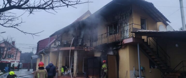 На Ужгородщині вогонь охопив двоповерховий будинок: постраждав чоловік