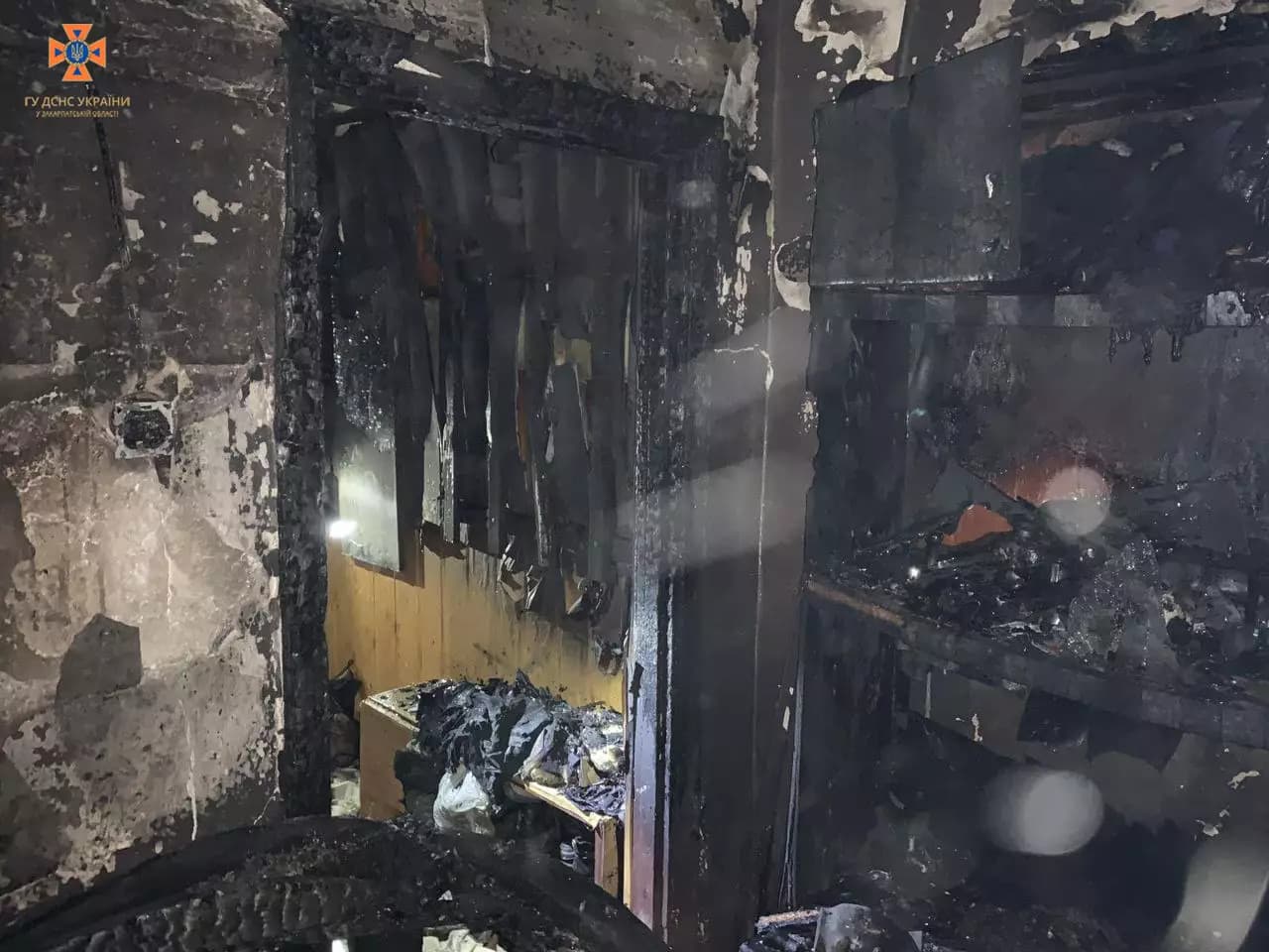 Сусідів рятували через вікно по драбині: у Мукачеві вогонь охопив квартиру