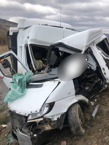 У Мукачівському районі водій мікроавтобуса не впорався з керуванням, що призвело до смерті 4 осіб, серед них трирічна дитина