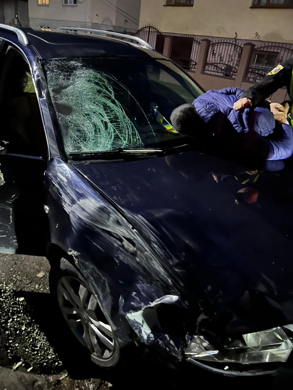 На Берегівщині 21-річний водій на «Audi» на смерть збив жінку і втік