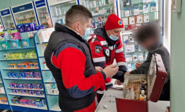 Стало зле прямо в аптеці: в Ужгороді медики швидкої допомоги хлопцеві