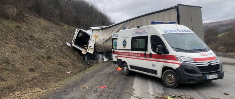 На Закарпатті трапилася смертельна ДТП: рух на трасі М-06 обмежено