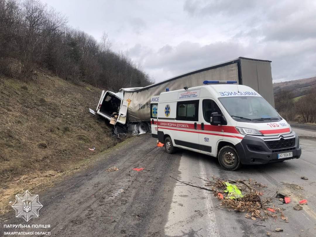 На Закарпатті трапилася смертельна ДТП: рух на трасі М-06 обмежено
