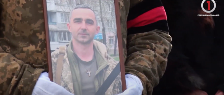 Ужгородці у жалобі: воїна 128-ої бригади Івана Пайду провели в останню путь (ВІДЕО)