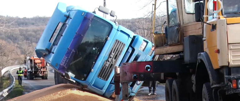 На Мукачівщині перекинулася фура: рух трасою Київ-Чоп відновлено (ВІДЕО)