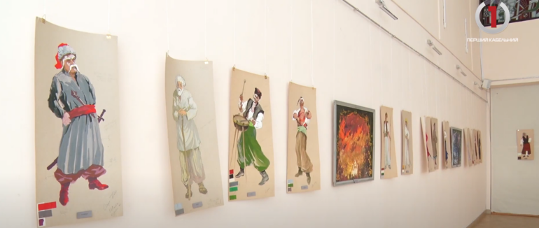 Три десятки ескізів: в Ужгороді триває унікальна театральна виставка «Тарас Бульба» (ВІДЕО)