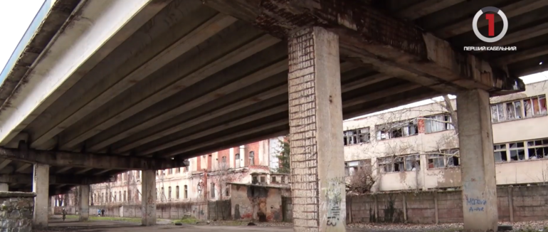 Бережись мосту: в Мукачеві аварійна переправа лякає місцевих (ВІДЕО)